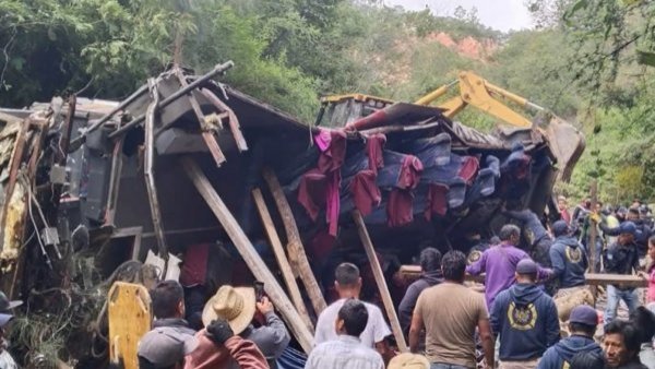 Mueren 27 personas al caer un autobús de pasajeros a un barranco en México

