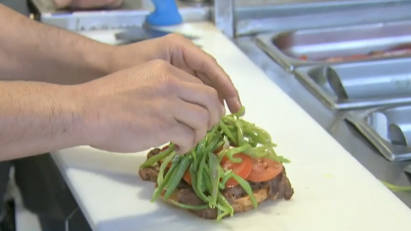 ¡Un desayuno de campeones! Simón aprende a hacer unos ricos chacareros
