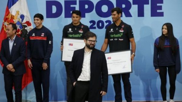 Presidente Boric entrega Premio Nacional de Deporte 2022 a los primos Grimalt