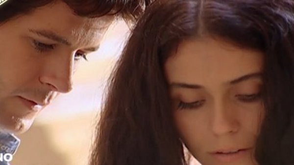 "Tan solo por amor": La canción que marca la magia entre Lucas y Jade en "El Clon"

