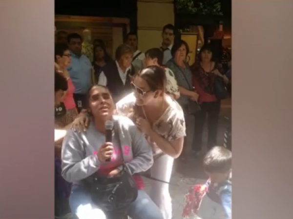 Myriam Hernández cantando.