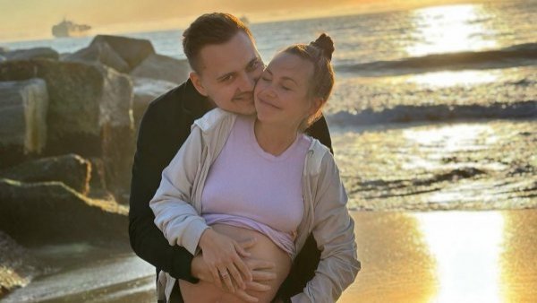 Pareja rusa viajó a Chile para tener a su bebé: "Hay oportunidades muy buenas"
