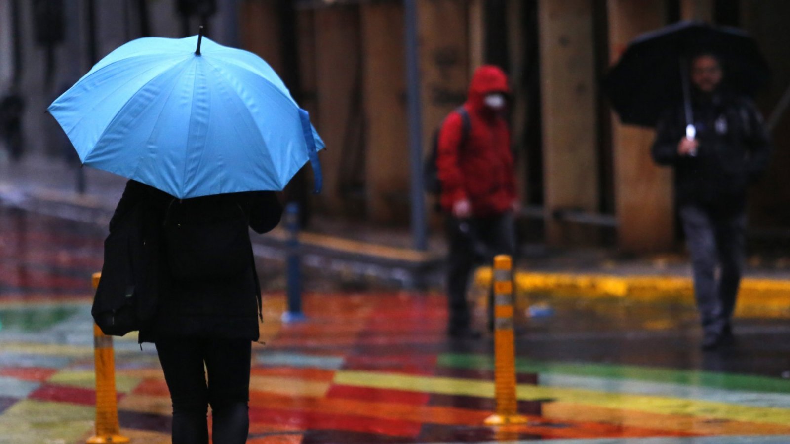 Persona bajo la lluvia.