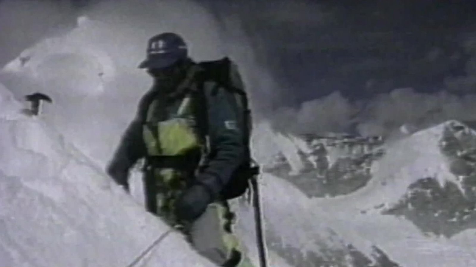 Dos expediciones chilenas llegan al Everest por primera vez
