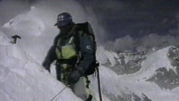 Dos expediciones chilenas llegan al Everest por primera vez
