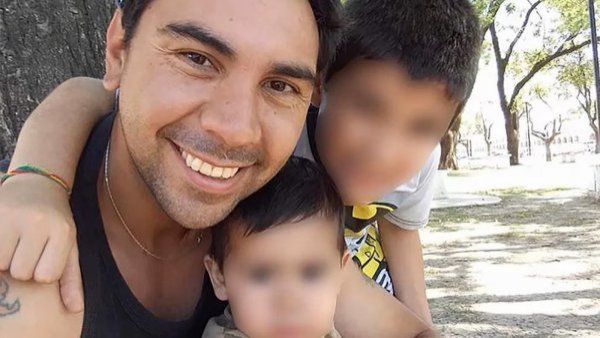 Padre muere y su hijo queda grave tras caer mientras escapaban del asalto de motochorros
