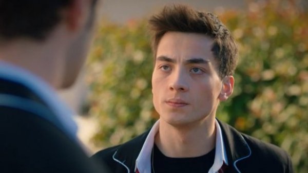 Sarp interrumpe la verdad
