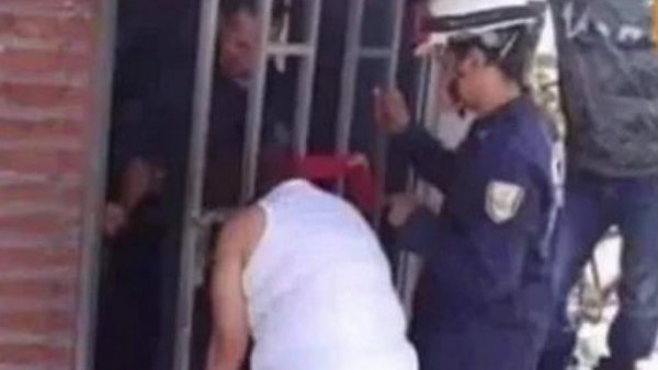 ¿La curiosidad le jugó en contra?: mujer quedó atorada a reja tras intentar escuchar una pelea de pareja
