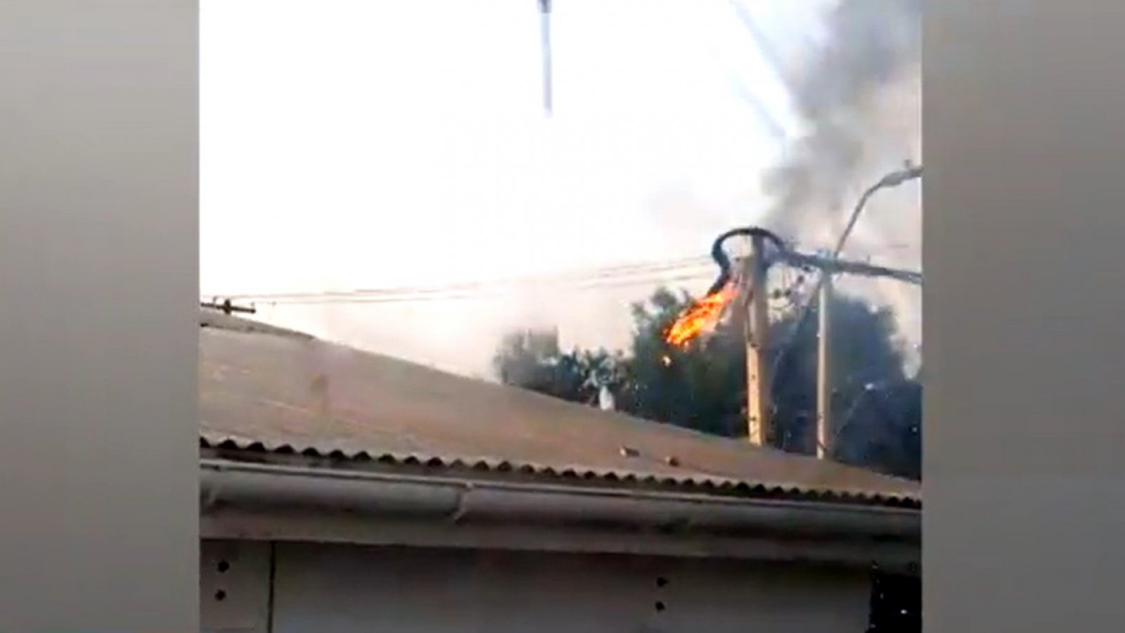 Por "colgados" a la luz: Vecinos de Cerrillos acusan de explosiones, cortes y colapso de cables eléctricos

