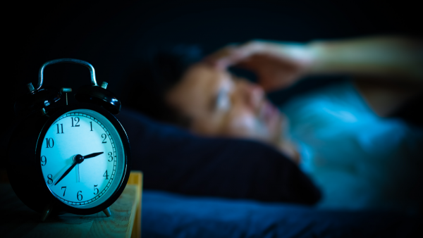 <p>Hombre teniendo problemas para dormir.</p>Apnea del sueño: los riesgos y recomendaciones de expertos

