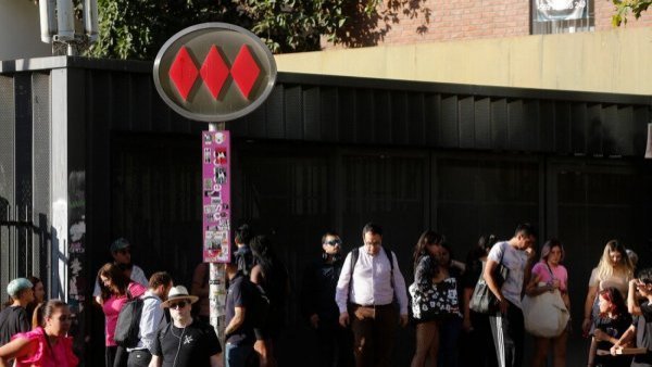 Metro de Santiago: nuevas señaléticas para extensión de líneas 2 y 3
