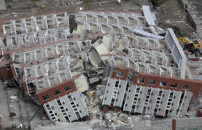 Edificio caído tras terremoto en Concepción.