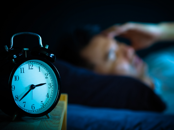 Hombre teniendo problemas para dormir.