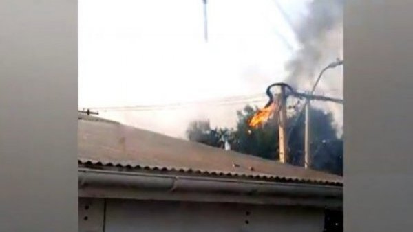 Por "colgados" a la luz: Vecinos de Cerrillos acusan de explosiones, cortes y colapso de cables eléctricos
