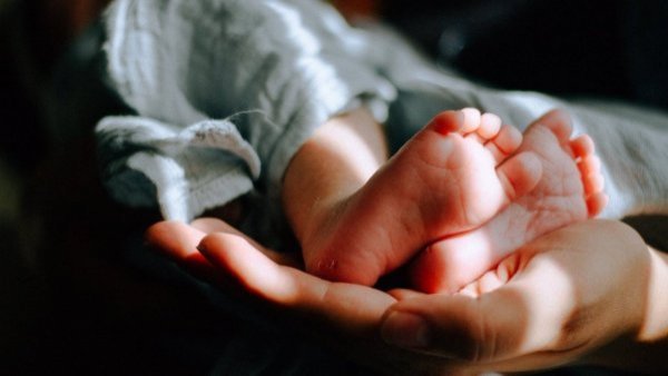 Bebé de 10 meses muere de calor tras ser olvidada por su niñera al interior de un auto
