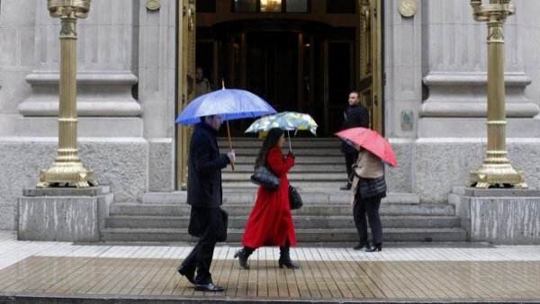 Caerán 20 milímetros: Iván Torres adelanta "hora peak" de lluvias en Santiago

