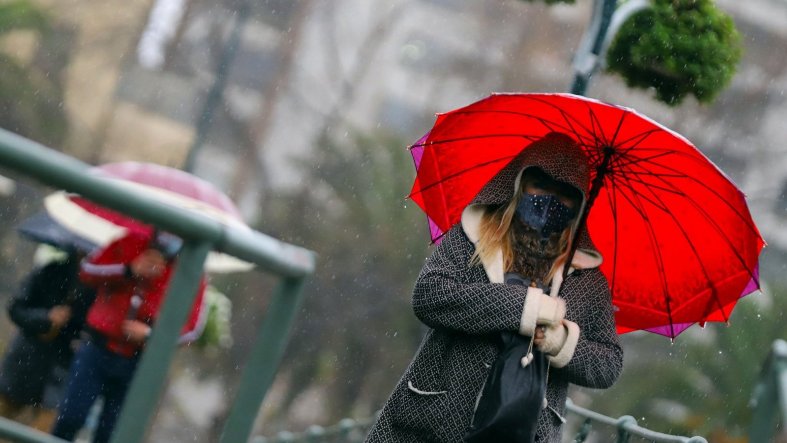 Mujer caminando bajo la lluvia