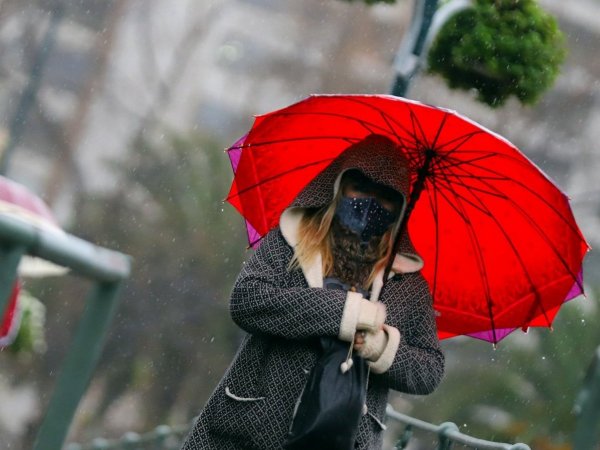 Mujer caminando bajo la lluvia