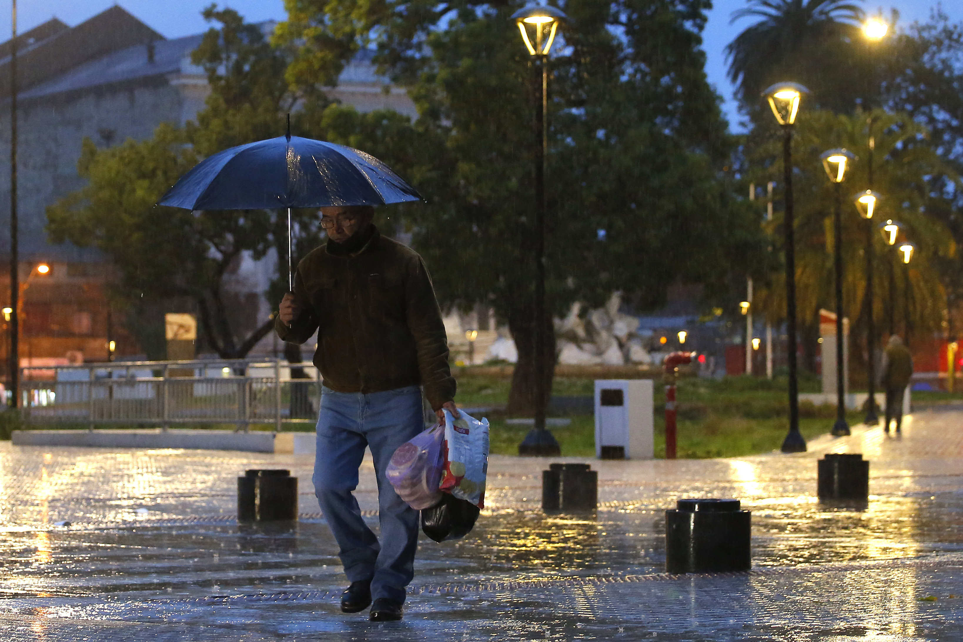 Persona caminando bajo la lluvia.