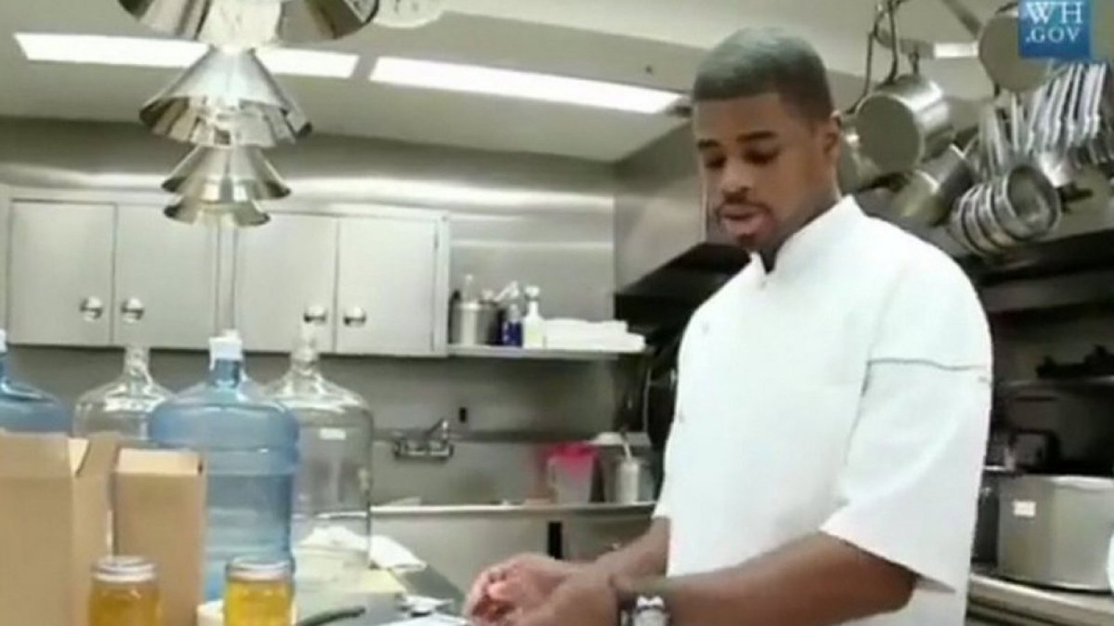 "Era parte querida de nuestra familia": encuentran muerto a chef personal de Barack Obama
