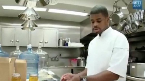 "Era parte querida de nuestra familia": encuentran muerto a chef personal de Barack Obama
