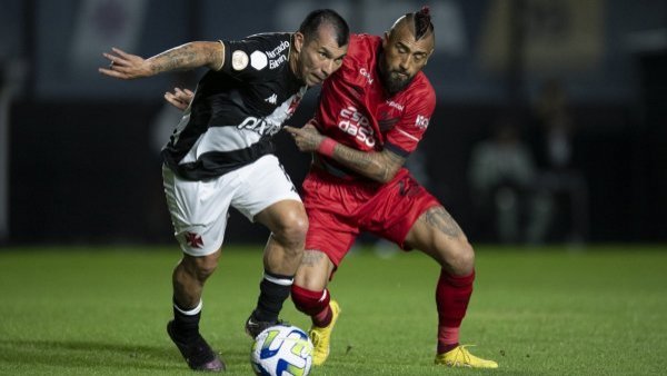 Así evaluaron en Brasil a Vidal y Medel tras "duelo de chilenos"
