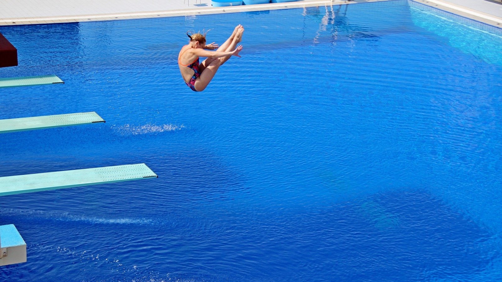 Clavadista en una piscina.