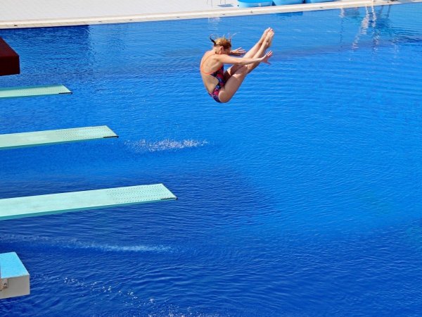 Clavadista en una piscina.