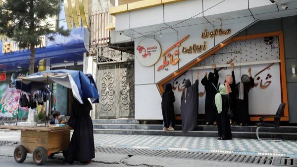 Por orden de los talibanes: cierran salones de belleza en Afganistán