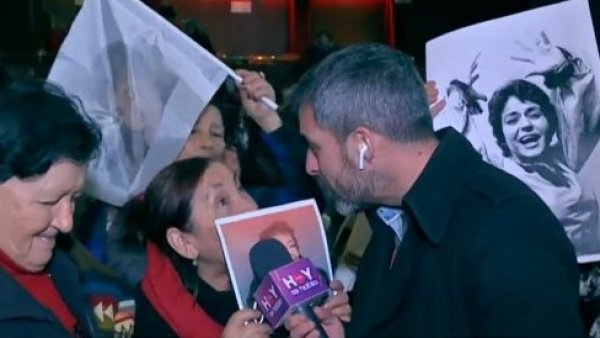 Los lindos recuerdos de las seguidoras de "Cecilia, la Incomparable" en su masiva despedida
