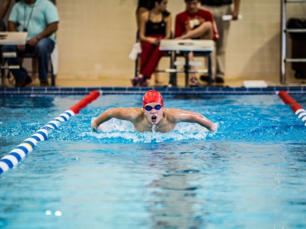 Nadador en una piscina.