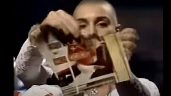 Muere Sinead O’Connor: el polémico momento en que la cantante rompió una foto del papa Juan Pablo II
