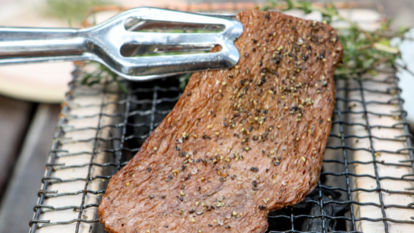 Primera carne cultivada en laboratorio llegaría a supermercados en Suiza
