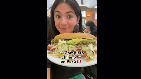 Generó rechazo: así es el "completo chileno" vendido en local de Perú
