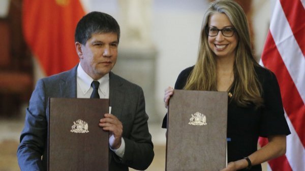 Chile seguirá con Visa Waiver: Gobierno y EE.UU. firman acuerdo para prevenir delitos graves
