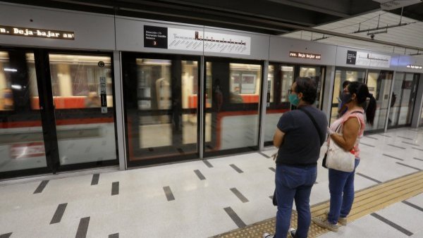 Metro de Santiago instalará puertas anticaídas en Línea 1 para evitar interrupciones
