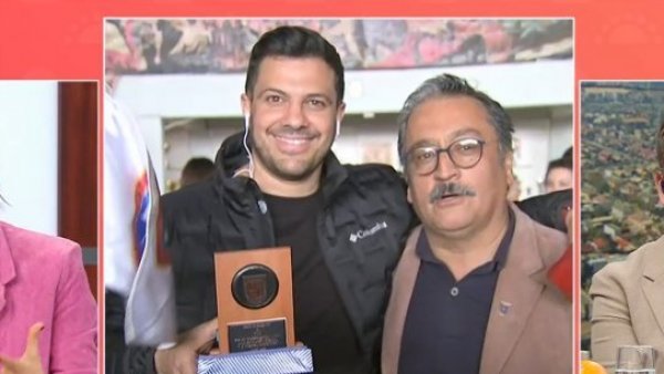 Liceo Nacional de Maipú entrega medalla al servicio público a TVN
