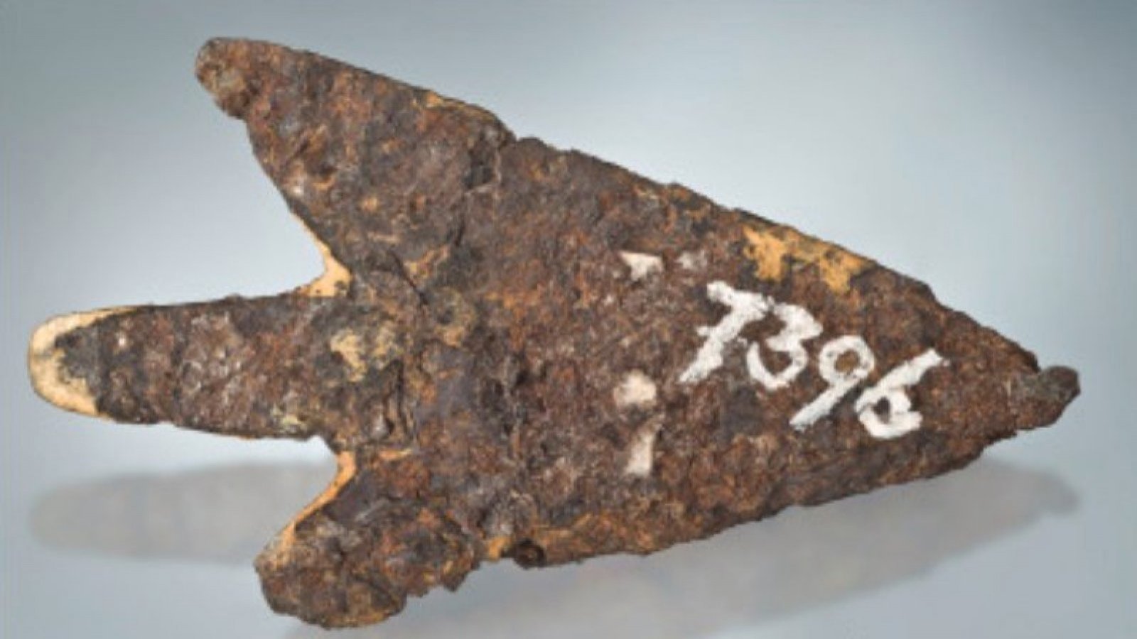 Descubren que una punta de flecha de hace 3.000 años fue fabricada con material extraterrestre
