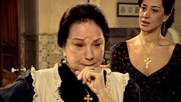 Hortensia le informa a su madre que está embarazada

