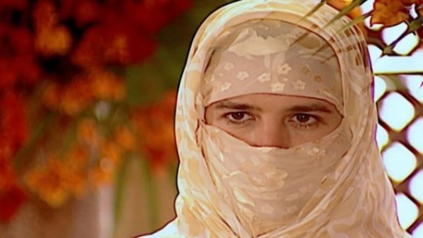 Lucas se disfraza para entrar al matrimonio de Jade
