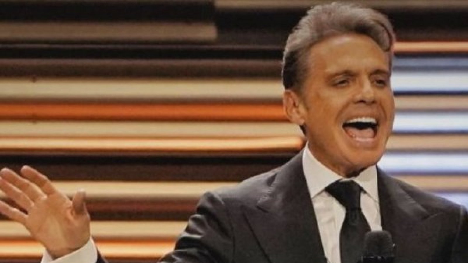 FOTOS: La rejuvenecida apariencia con que Luis Miguel comenzó su serie de conciertos en Argentina
