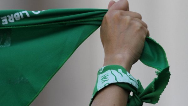 Cadem: el 75% aprueba actual ley de aborto en tres causales en Chile
