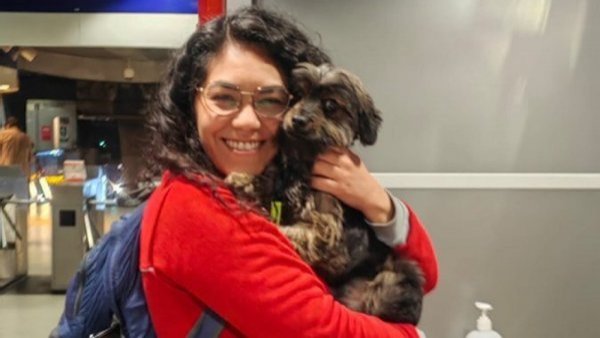 Final feliz: perrito perdido fue adoptado por conductora del Metro
