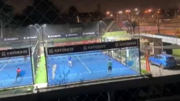 Gritos y pelotazos: Vecinos viven una pesadilla por ruidos molestos de canchas de pádel en La Florida
