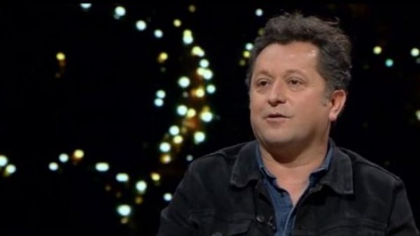 La emoción de Daniel Alcaíno al recordar la escena final de “Los 80”