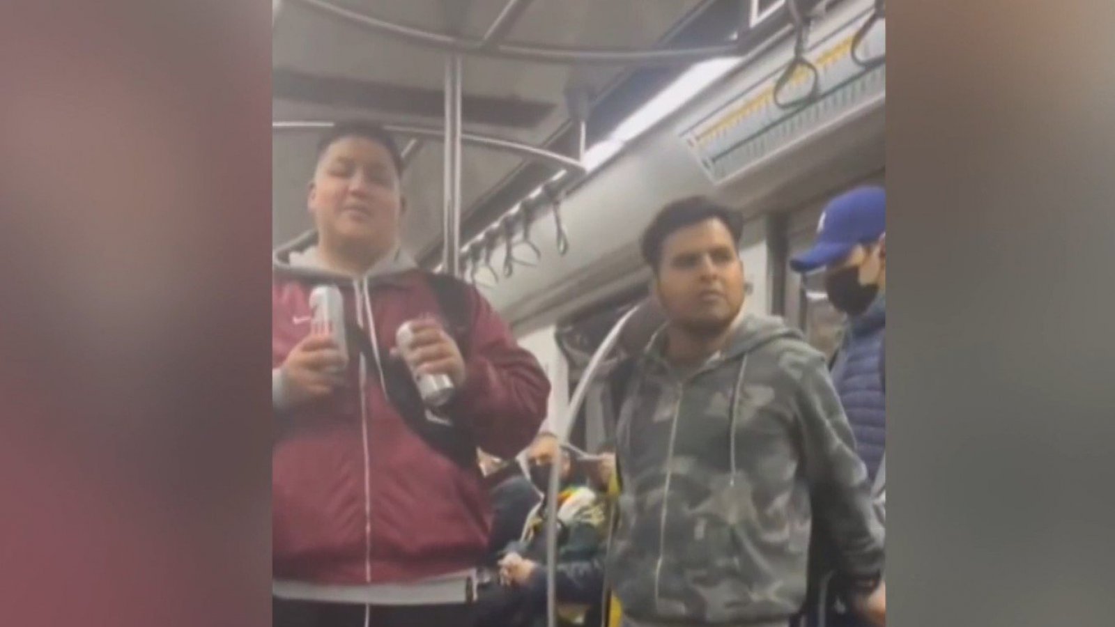 "Tenís harto para hacerlo": Tontón de trasero grande es increpado por rayar el Metro
