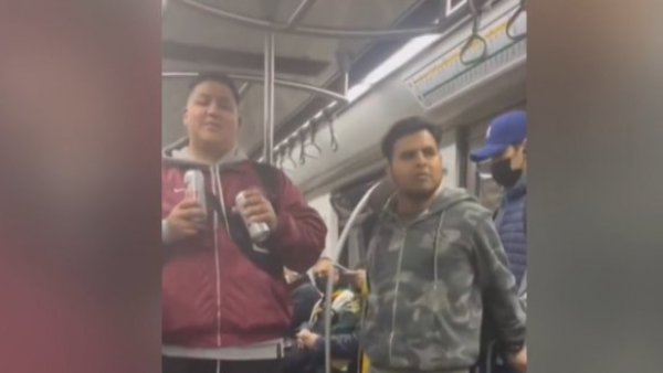 "Tenís harto para hacerlo": Tontón de trasero grande es increpado por rayar el Metro

