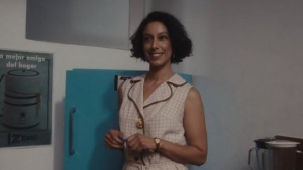 Nadja: Vendedora de Zenit y secretaria de Mario Lara
