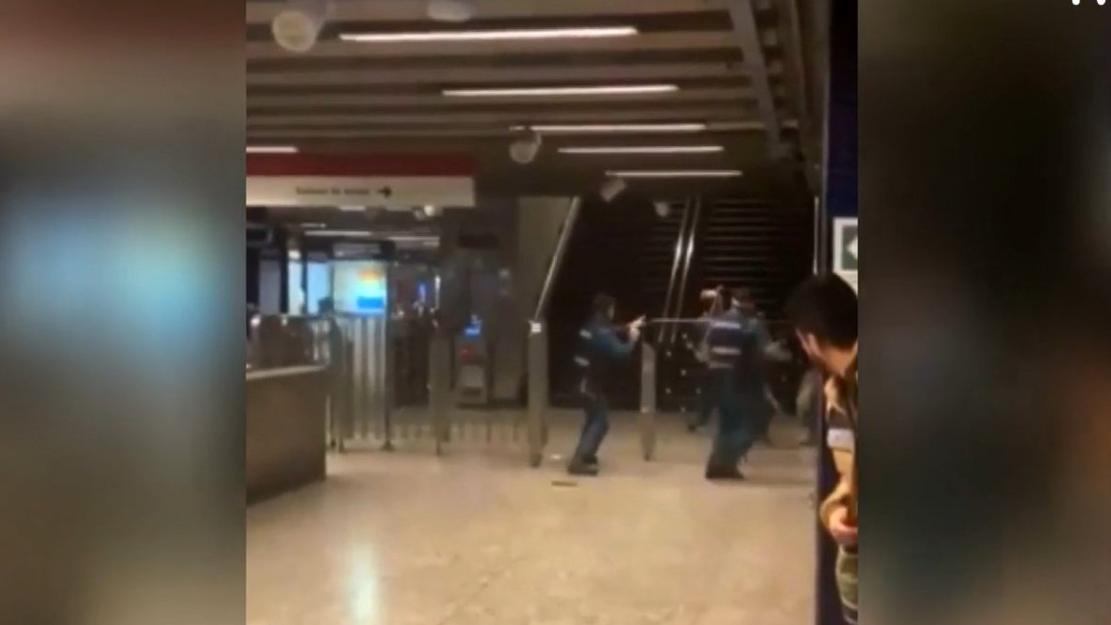 Turba de delincuentes golpea a guardias de estación de Metro Universidad de Chile
