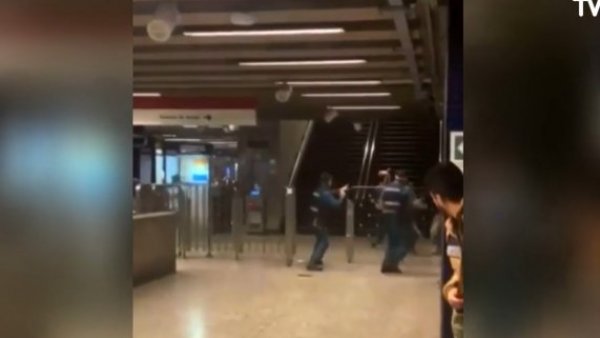 Turba de delincuentes golpea a guardias de estación de Metro Universidad de Chile
